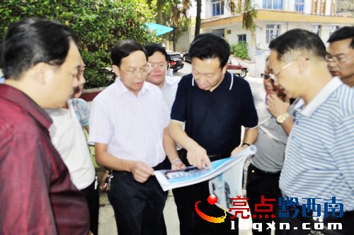 縣領導集體研究美化縣城大計.jpg