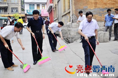 縣委書記李如晴(右一)縣委副書記、代理縣長高振敏(左二)等走上街頭清掃街道.jpg