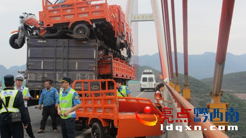 圖為高速交警和路政在現(xiàn)場進(jìn)行緊急處置.JPG