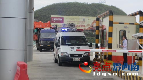 圖為高速交警用執(zhí)法車護(hù)送貨車安全駛離汕昆高速公路.jpg