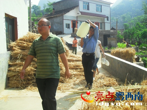 唐名江書記帶領(lǐng)黨員干部為鰥寡孤獨送水.JPG
