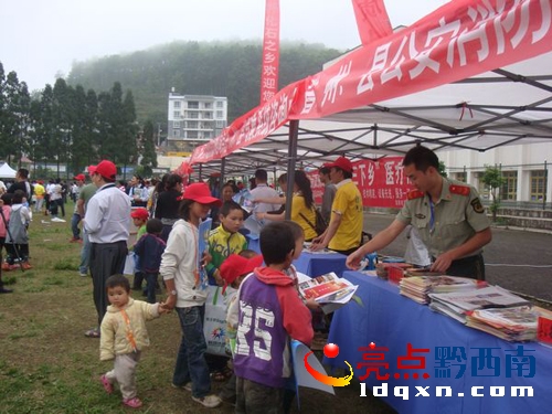 晴隆大隊(duì)搭乘全省三下鄉(xiāng)快車送消防科普知識(shí)進(jìn)萬(wàn)家4.JPG