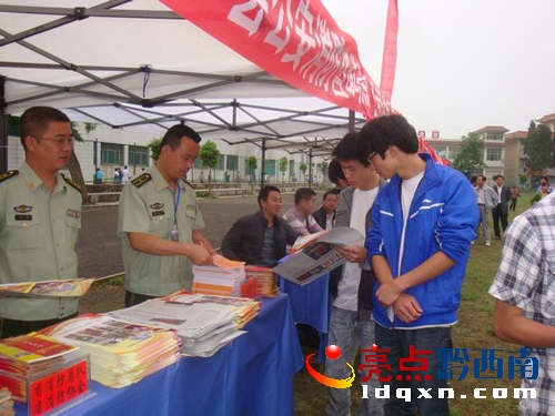 晴隆大隊(duì)搭乘全省三下鄉(xiāng)快車送消防科普知識(shí)進(jìn)萬(wàn)家2.JPG