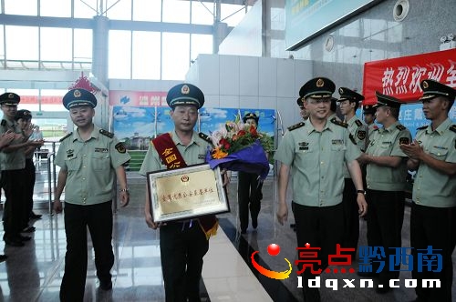 消防官兵從興義機(jī)場(chǎng)迎接英雄大隊(duì)代表的歸來(lái).jpg