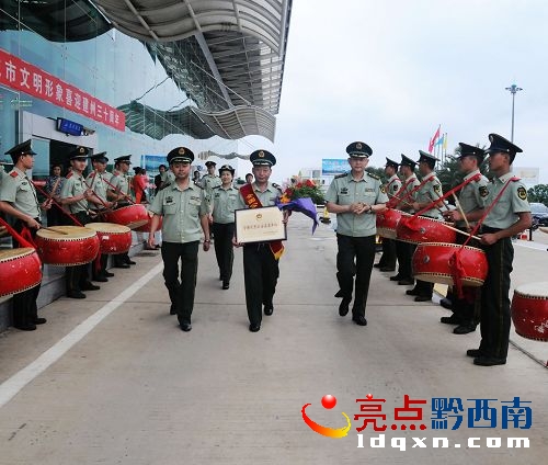 消防官兵鑼鼓隊(duì)迎接代表歸來(lái).jpg