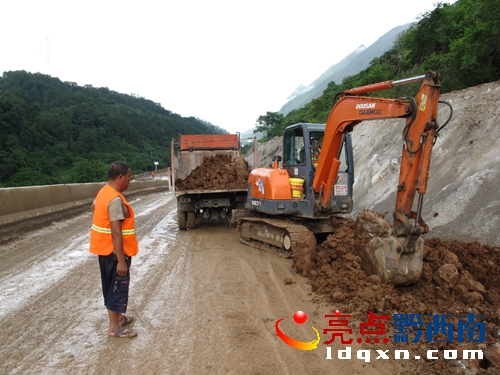 公路部門正在損毀路段進(jìn)行搶修.jpg