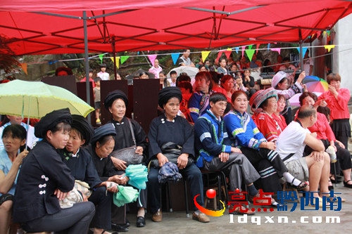 布衣風(fēng)情節(jié) 待臺的代表隊_副本.jpg