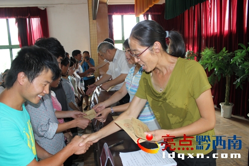 圖為<a href=http://www.granfondonewengland.com/news/anlong/ target=_blank class=infotextkey>安龍縣</a>“金秋助學(xué)”助學(xué)金發(fā)放儀式現(xiàn)場.JPG