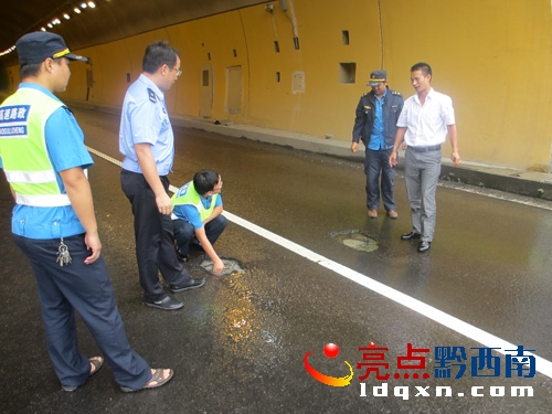 圖為相關(guān)部門在高速公路隧道內(nèi)檢查.JPG