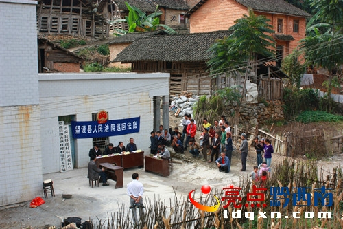 圖為巡回法庭深入村組開庭.JPG