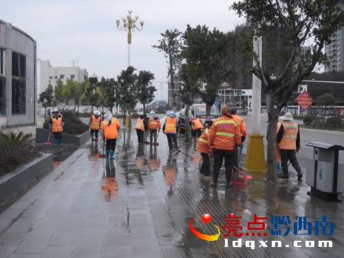 圖為環(huán)衛(wèi)工人清洗開發(fā)大道.JPG
