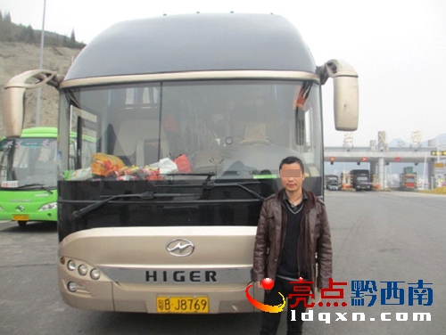 圖為民警查獲的客車及駕駛員.jpg