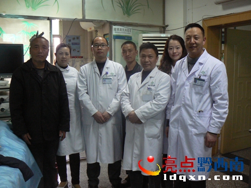 患者家屬向內(nèi)窺鏡醫(yī)護(hù)人員表示感謝.JPG