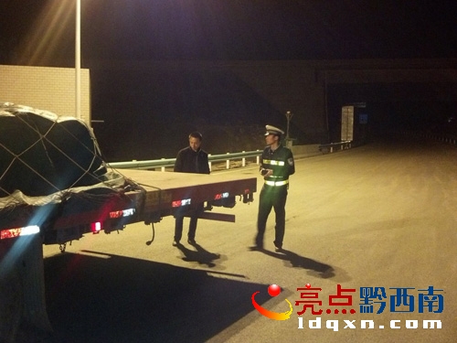圖為民警正在對(duì)貨車進(jìn)行安全設(shè)施檢查.jpg