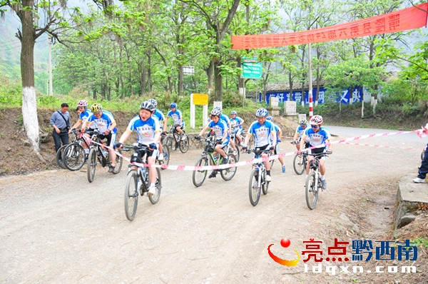晴隆縣山地自行車爬坡賽在“24道拐”抗戰(zhàn)公路開賽時的情景(陳亞林?jǐn)z影).JPG