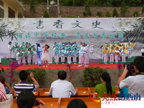 二（1）班同學(xué)正在表演《三字經(jīng)》.jpg
