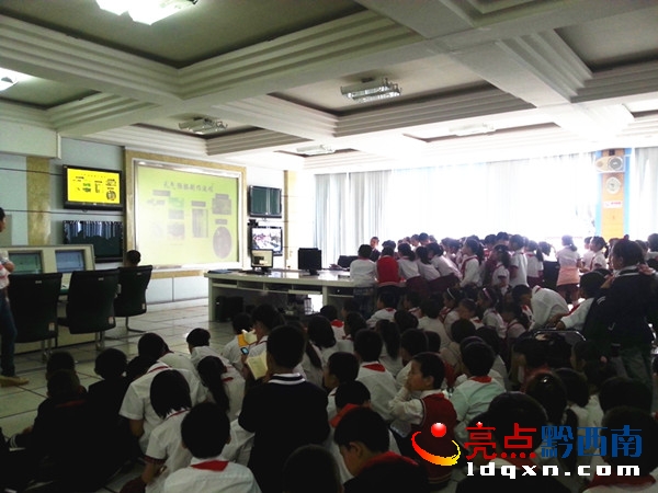興義向陽(yáng)路小學(xué)組織參觀州氣象局現(xiàn)場(chǎng).JPG