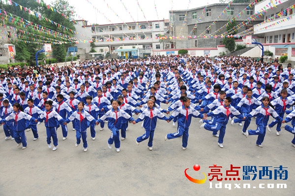 年級(jí)展示表演（陳亞林?jǐn)z影）.JPG