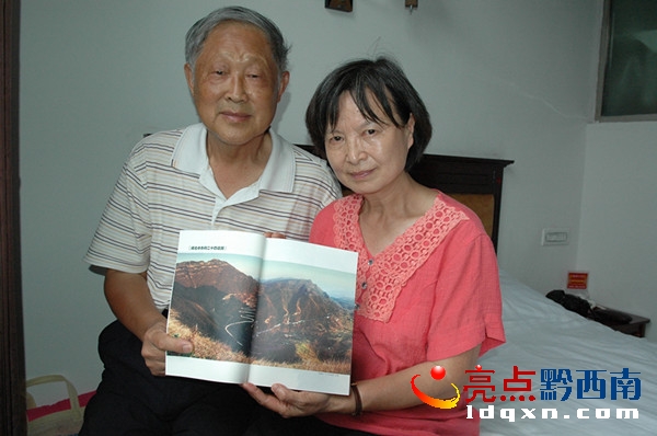韓朔眺夫婦手中是剛出版的《翠華晴隆》一書（陳亞林攝影）.JPG