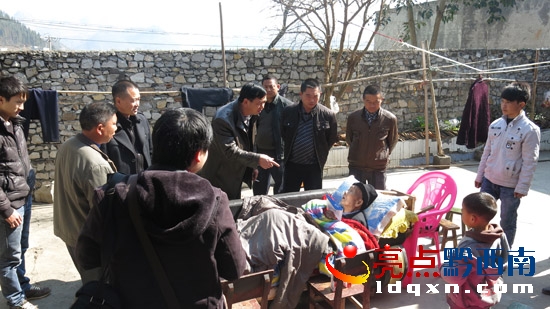 劉遠雄副主任慰問優(yōu)撫對象易國太.jpg