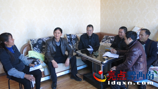 劉遠雄副主任慰問全國城鄉(xiāng)婦女崗位建功先進個人楊建香.jpg