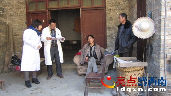 珉谷鎮(zhèn)衛(wèi)生院院長孫松（左二）一行在盤龍村入戶排查.jpg