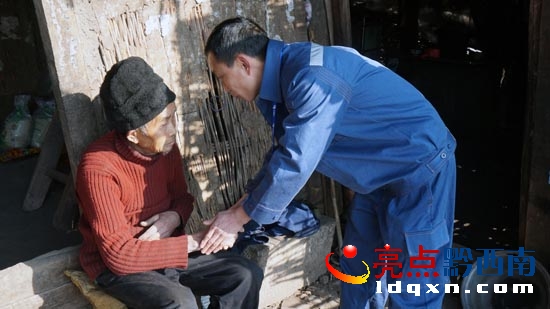 晴隆局雞場(chǎng)所進(jìn)村入戶慰問特困老人送溫暖.JPG