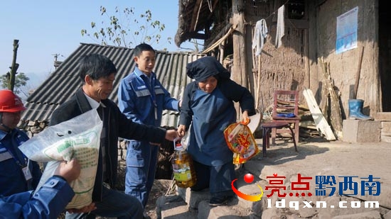 晴隆局雞場(chǎng)所進(jìn)村入戶慰問特困老人送溫暖 (3).JPG