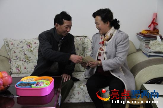 圖為州教育局黨組成員、紀(jì)檢組長(zhǎng)龍利平（左）為邵天英送上慰問金。.jpg