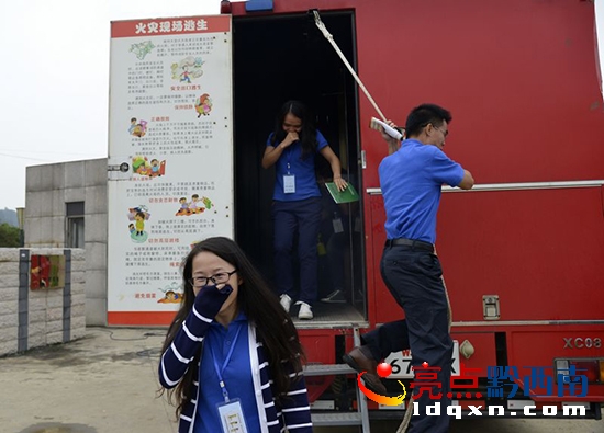 選調(diào)生積極參加模擬火場煙霧逃生體驗.jpg