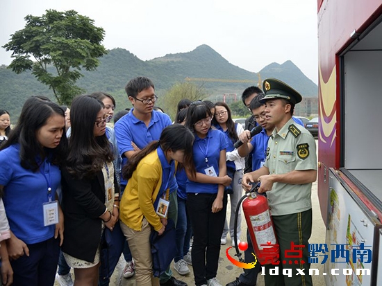 消防官兵介紹消防車及消防設(shè)施器材.jpg