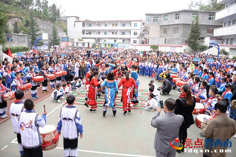 校運(yùn)會(huì)推廣的“竹竿操”演示現(xiàn)場(chǎng)(陳亞林?jǐn)z影)_2.jpg