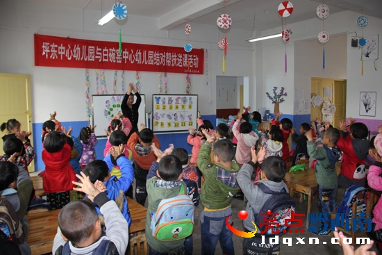 社會活動中李榮賢老師在與孩子互動 (1).jpg