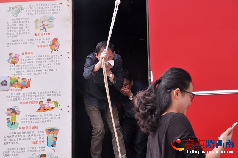 全體人員利用消防宣傳車模擬火場逃生體驗(yàn).jpg