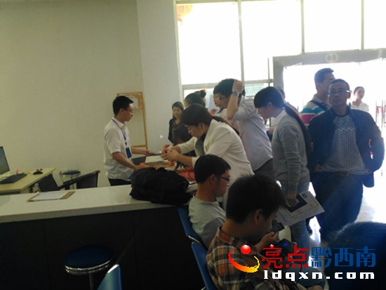 工作人員正在為考生解答各種報名的相關問題.jpg