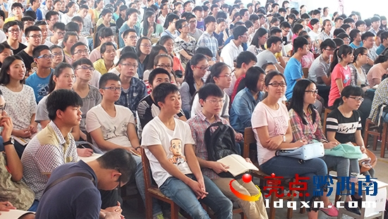 輔導(dǎo)現(xiàn)場(chǎng)一角1.jpg