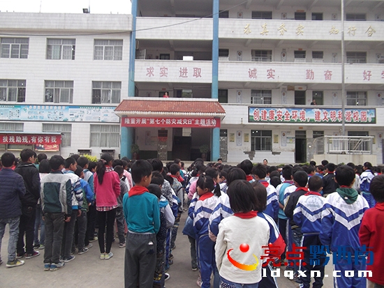 圖為孟順強(qiáng)副校長正在作逃生演練總結(jié).jpg