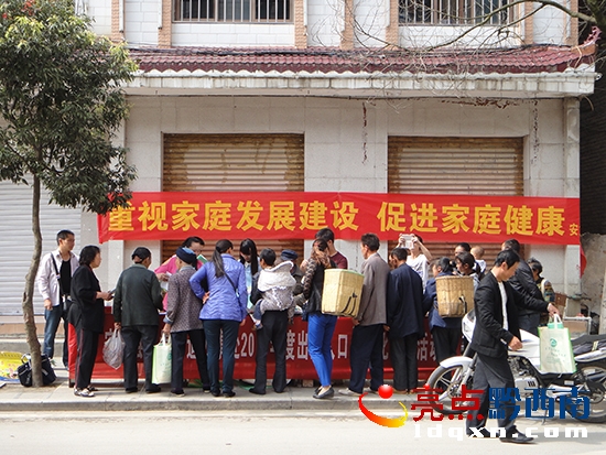 安龍縣衛(wèi)計局、計生協(xié)聯(lián)合開展紀念“5.15國際家庭日”活動，上街開展咨詢宣傳服務(wù)活動現(xiàn)場一角。(劉雷  攝).jpg
