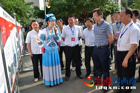 圖為楊光杰(右二)在聽取情況介紹+++李祖權(quán)+攝.jpg