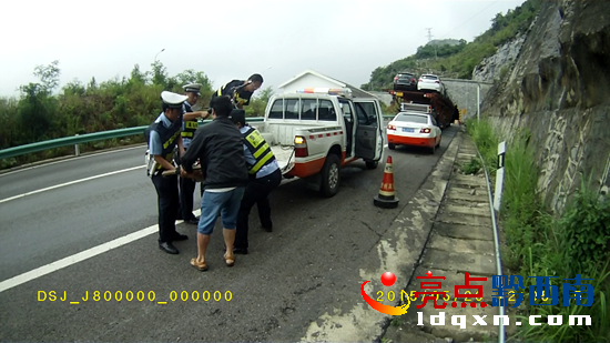 圖為八中隊民警與安龍應(yīng)急中隊救援人員一道將摩托車抬上救援車輛(執(zhí)法記錄儀視頻截圖).PNG
