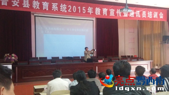 圖為彭剛善老師在對(duì)新聞圖片的拍攝進(jìn)行講解.jpg