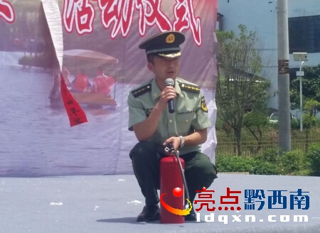 干部群眾利用干粉滅火器進行滅火實戰(zhàn)演練.jpg