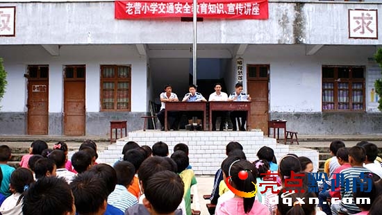 晴隆縣交警大隊(duì)開展交通安全教育進(jìn)校園活動(dòng)(盧關(guān)文 攝 13885957702) (2).jpg