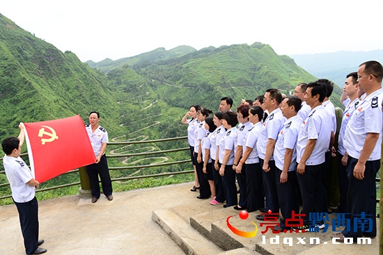 重溫入黨誓詞（陳亞林?jǐn)z影）.jpg