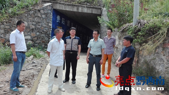 任愛佳局長深入鄉(xiāng)村通組路檢查道路交通安全.jpg