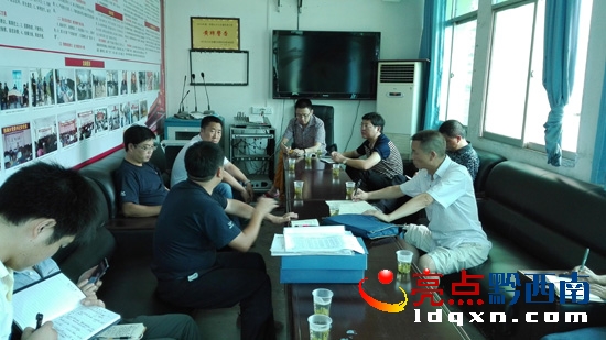 任愛佳局長在聽取挽瀾鄉(xiāng)領(lǐng)導(dǎo)匯報安全工作情況.jpg