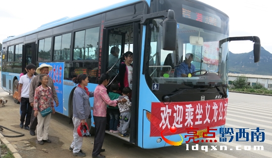 圖為靠站的公交3路，乘客排除上車.jpg