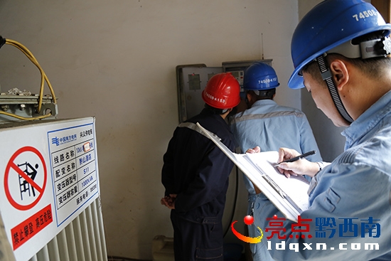 黨員服務(wù)隊為黔山酒店專用變壓器進行用電義診。.JPG