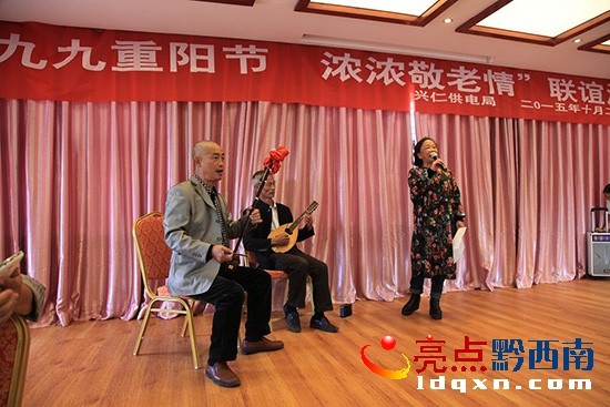 3伴奏獨(dú)唱《鴻雁》拉開了聯(lián)歡會(huì)戲幕.jpg