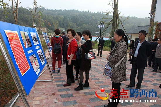 1參觀了攝影展板.jpg